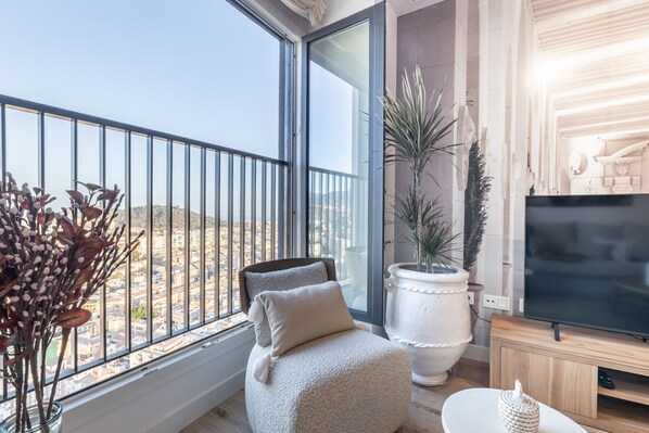 Unclassified image, 1 of 32, button