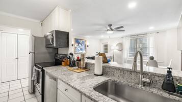 Frigorífico, microondas, horno y placa de cocina