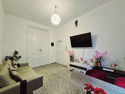 Modern & comfy oasis in city.