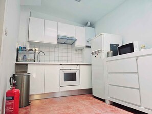 Réfrigérateur, micro-ondes, four, bouilloire électrique