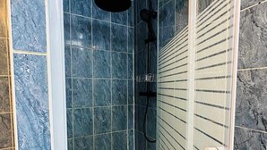تجهيزات دش، مجففات شعر، مناشف، صابون