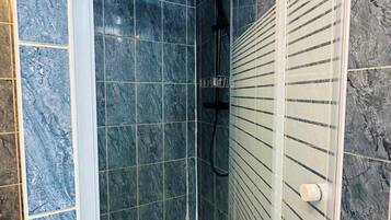 Regadera, secadora de cabello, toallas, jabón