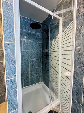 Een douche, een haardroger, handdoeken, zeep