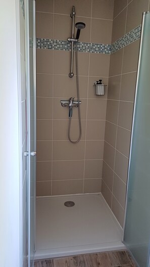 Haartrockner, Handtücher, Seife, Toilettenpapier