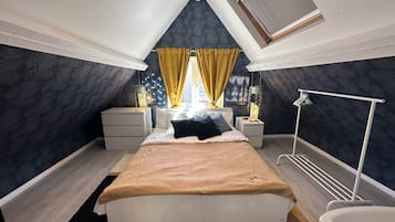 1 Schlafzimmer, Zimmersafe, Schreibtisch, Bügeleisen/Bügelbrett