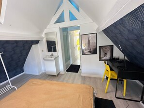 1 bedroom, in-room safe, desk, iron/ironing board - Stylish Studio - Experience Brussels (Bruxelles)