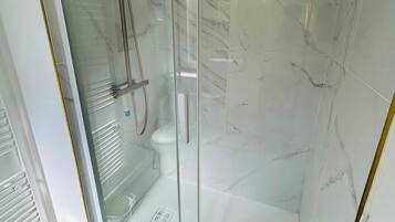 Séchoir à cheveux, serviettes fournies