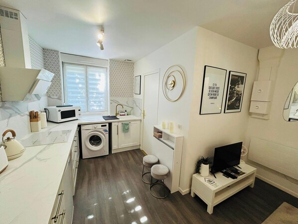 Fridge, microwave, oven, coffee/tea maker