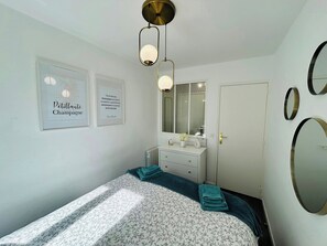 1 bedroom, WiFi, bed sheets
