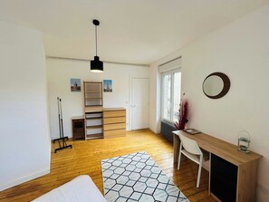 1 makuuhuone, työpöytä, Wi-Fi, vuodevaatteet
