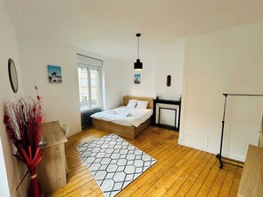 1 slaapkamer, een bureau, wifi, beddengoed