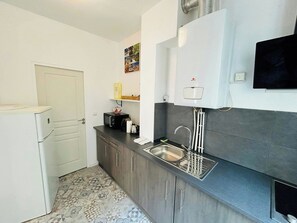 Kühlschrank, Mikrowelle, Wasserkocher mit Kaffee-/Teezubehör, Toaster