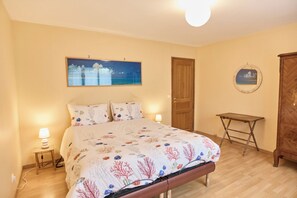 5 chambres, fer et planche à repasser, lit de bébé portatif