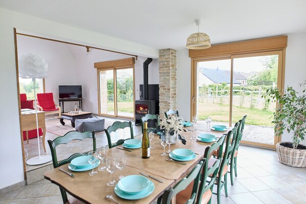 Dining - Family gîte, near NAUSICAA & Côte d'Opale (Colembert)