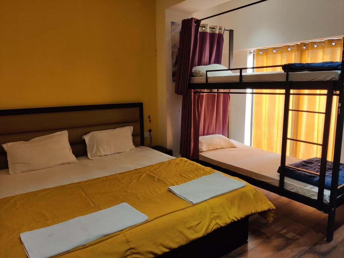 Deluxe Quadruple Room | Blackout drapes, iron/ironing board, free WiFi, bed sheets