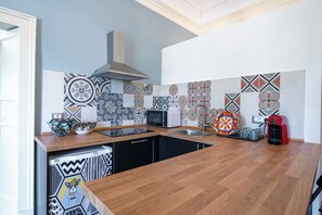 Fridge, microwave, stovetop, electric kettle - Quiet and cozy in the center, one step away from everything and with a unique view (Catania)