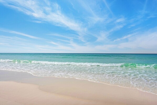 On the beach - Plan a Weekend Getaway! Rates Dropped. Stunning View. Heated pool, Hot Tub (DESTIN)