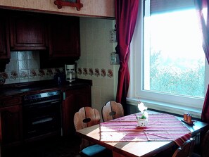 Kühlschrank, Ofen, Herdplatte, Wasserkocher mit Kaffee-/Teezubehör