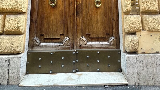 A double wooden door with a wrought iron gate, set in a stone wall with a number plaque. - Apartment in elegant Via Veneto 2 minutes from the center of Rome (Roma)