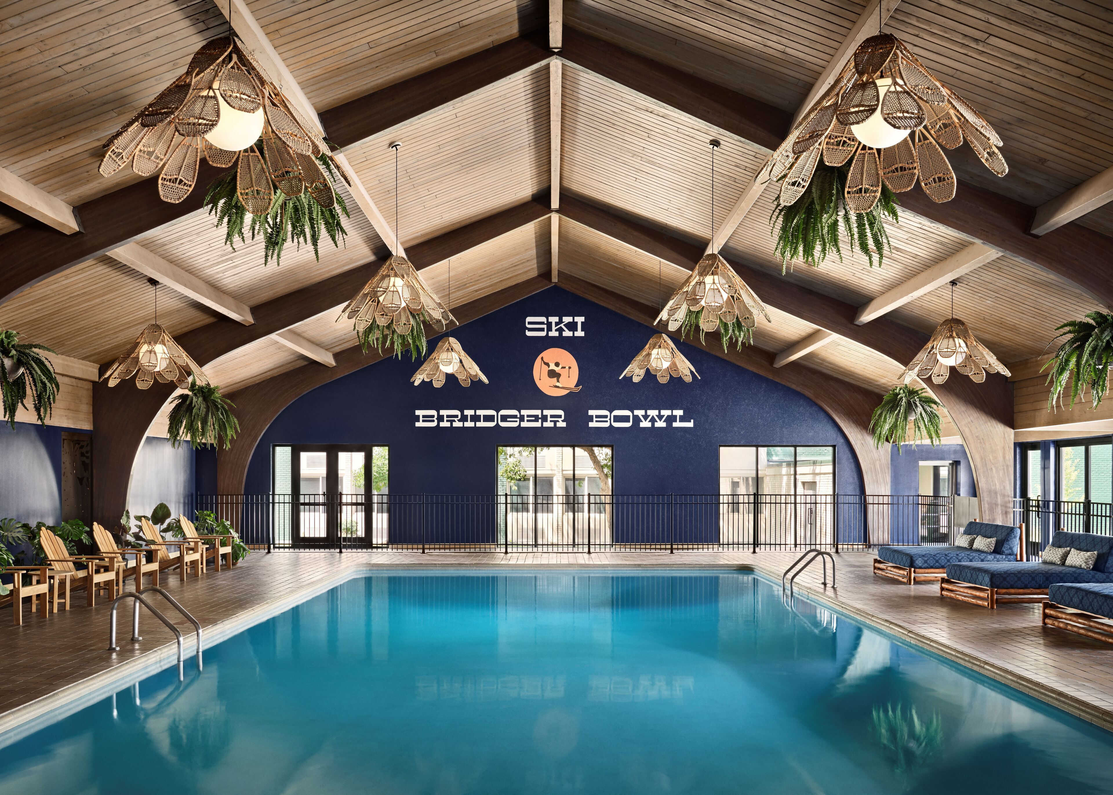 من حمّامات السباحة المغطاة