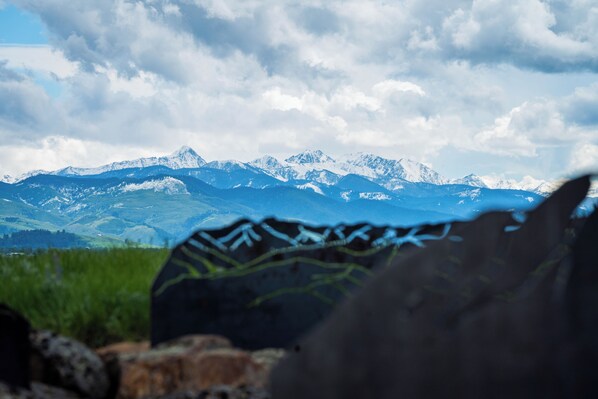 Un paysage de montagne avec des sommets enneigés et un ciel dégagé.