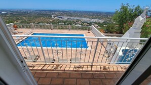 A rooftop pool with a view of a cityscape. - Carpe Diem (faro)