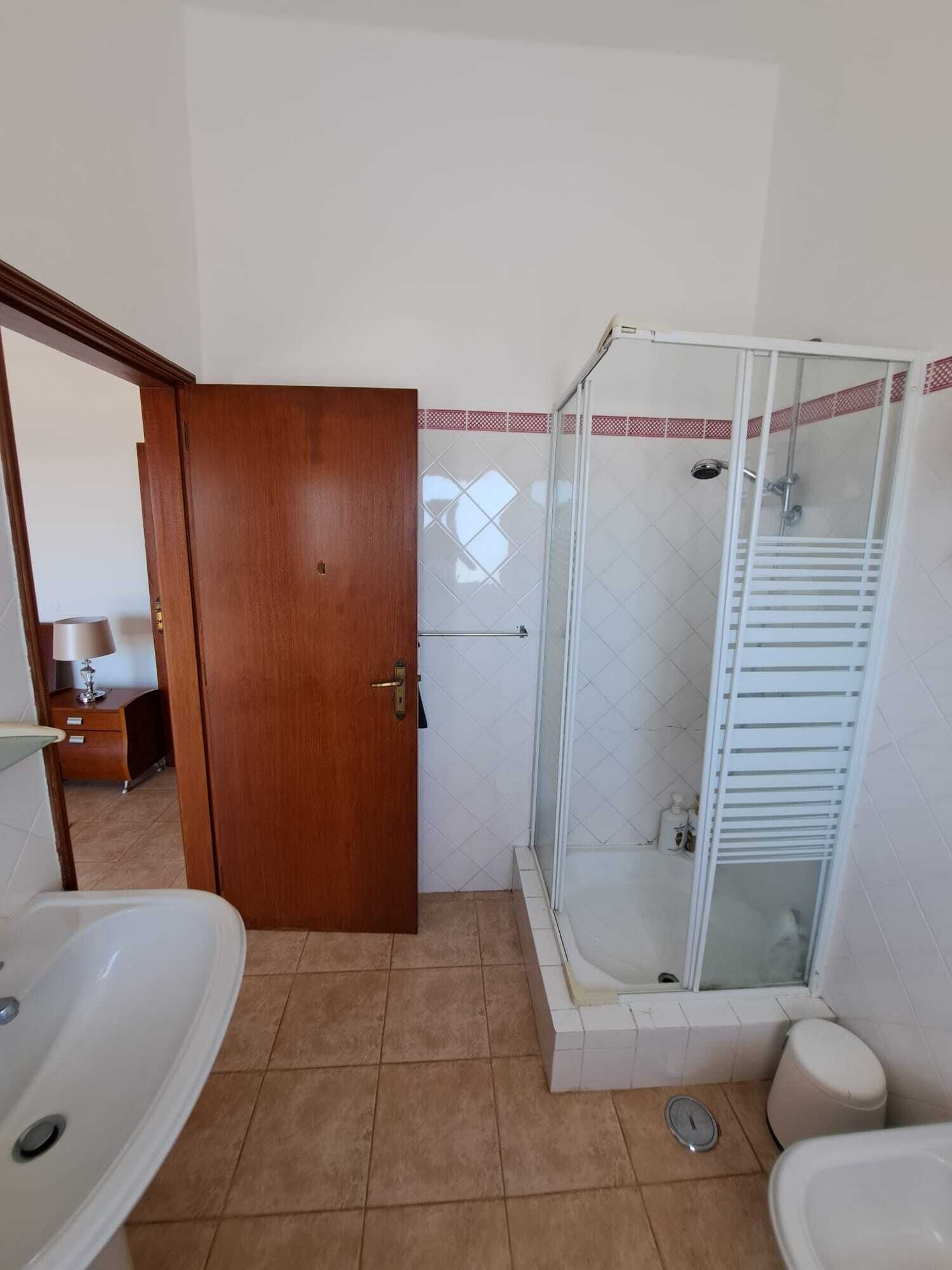 Sèche-cheveux, serviettes fournies, savon, shampoing