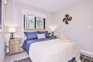 4 bedrooms, WiFi, bed sheets - Cozy 4 BR Waterfront Retreat Near Bike Trails!  Pontoon Available! NEW LISTING (Boulder Junction)