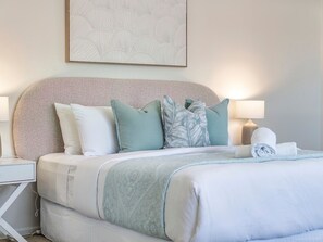 5 bedrooms - Spacious Family Oasis 5BR Waterfront Pool (Benowa)