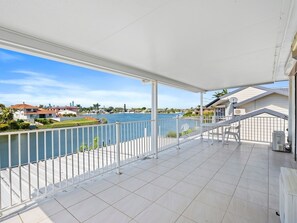 Terrace/patio - Spacious Family Oasis 5BR Waterfront Pool (Benowa)