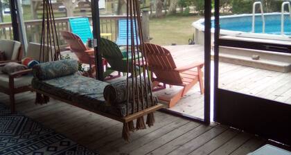 Upstairs apartment in quiet community minuets from the beach