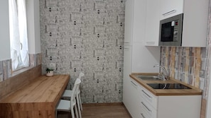Comfort Double Room, City View | Private kitchen - B&B Phoenix (Torre del Greco)