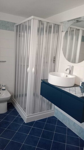 Comfort Quadruple Room, Balcony, Sea View | Bathroom | Hair dryer, towels, soap, shampoo - B&B Phoenix (Torre del Greco)