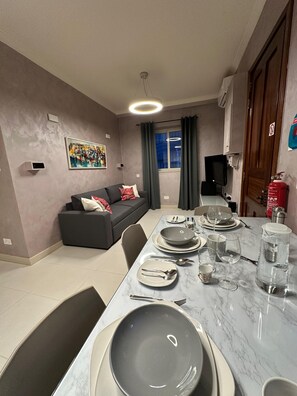 TV, books - Luxury Apartment w/Hot Tub - Snowdrops Swieqi (Is-Swieqi)