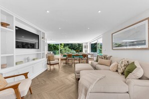 Smart TV, tenis de mesa y oficina 