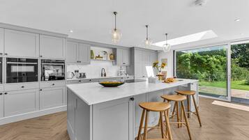 Micro-ondes, four, plaque de cuisson, lave-vaisselle