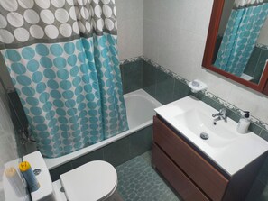 Een haardroger, een bidet, handdoeken, zeep