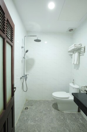 Chuveiro, secador de cabelo, roupões de banho, chinelos