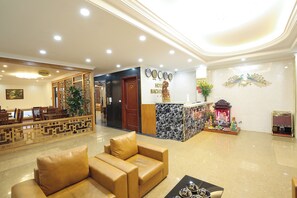 Lobby sitting area - Bach Duong Ha Noi Hotel (Hanoi)