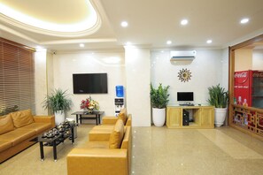 Lobby sitting area - Bach Duong Ha Noi Hotel (Hanoi)