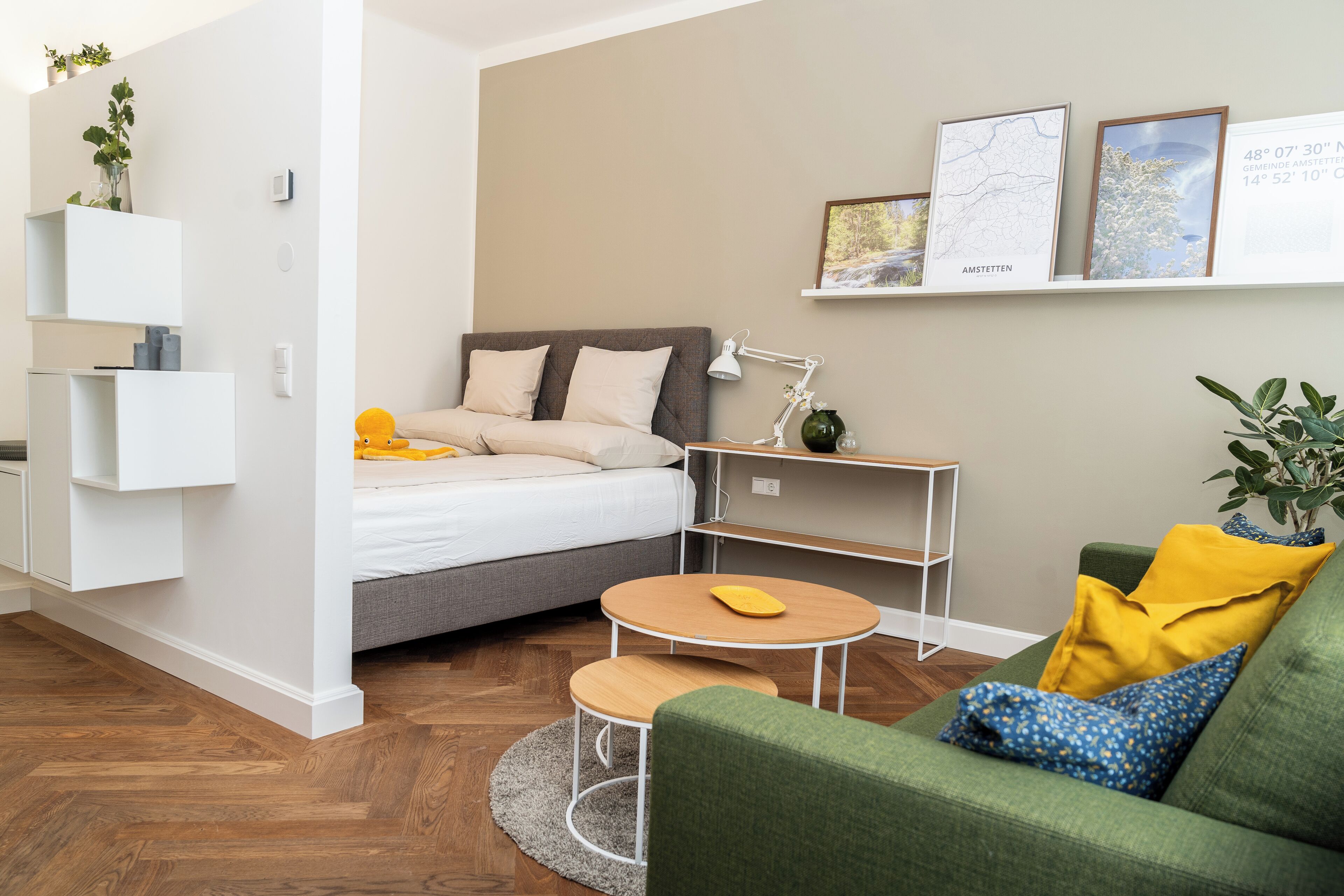 Economy-Apartment, Balkon, Gartenblick | Wohnbereich | 161-cm-Flachbildfernseher mit Kabelempfang