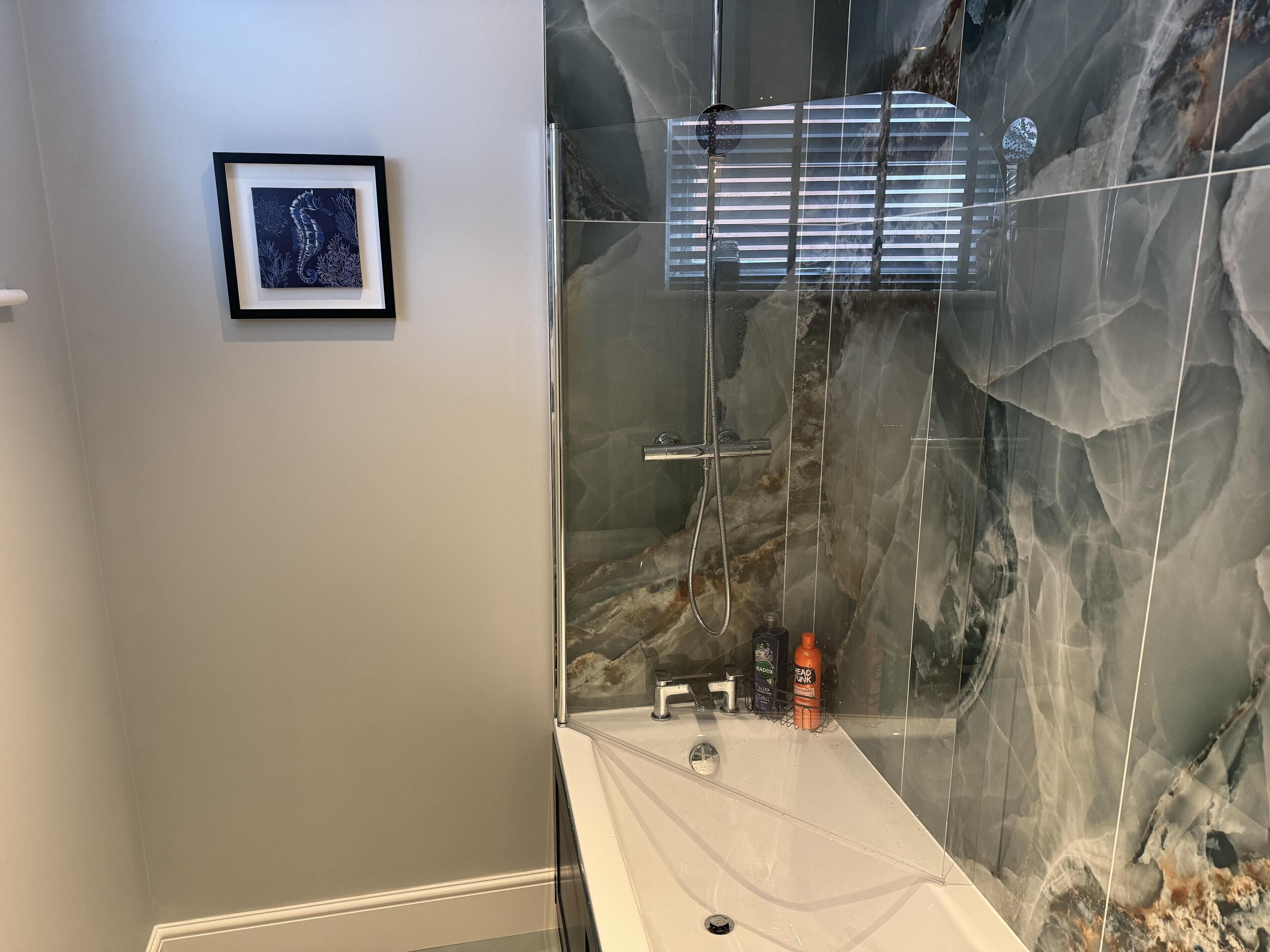 Appartamento | Bagno | Doccia, set di cortesia gratuito, asciugacapelli, asciugamani