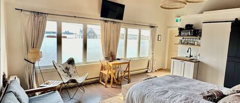 1 habitación, escritorio, tabla de planchar con plancha y wifi gratis