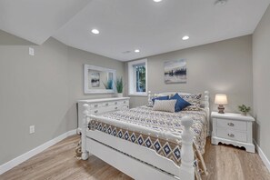 3 bedrooms, desk, iron/ironing board, travel cot