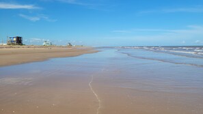 Vlak bij het strand, ligstoelen, strandlakens