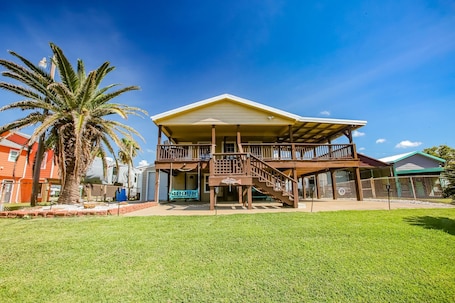 Exterior. Bayberry☀️3-bedroom waterfront home in Sargent - perfect for large families
