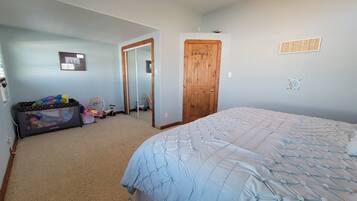 3 bedrooms, travel cot, WiFi, bed sheets