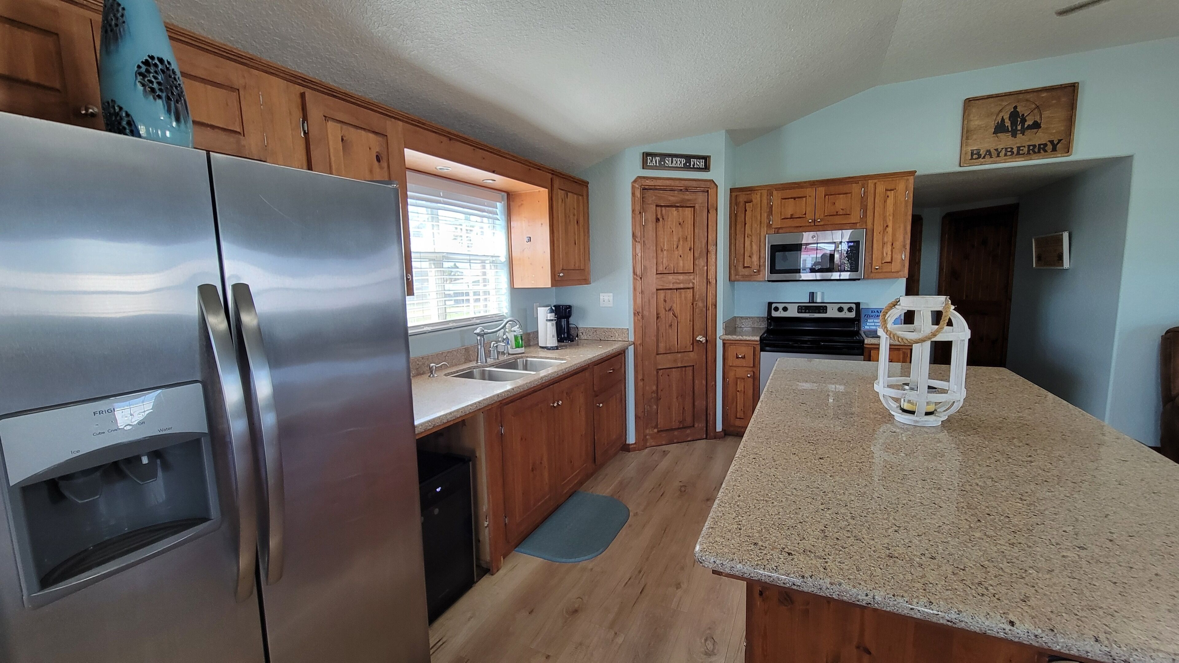 Jääkaappi, mikroaaltouuni, uuni, liesi