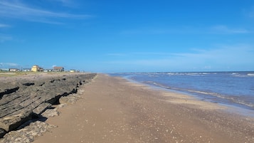 Playa en los alrededores, camastros y toallas de playa