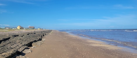 Playa en los alrededores, camastros y toallas de playa